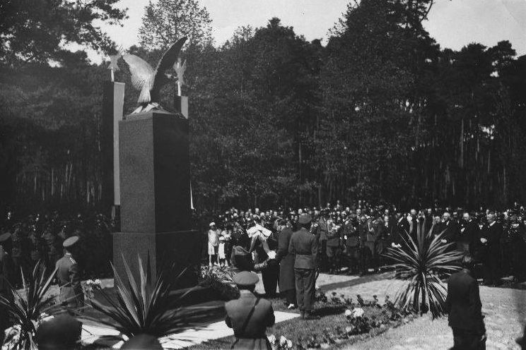 Uroczystość odsłonięcia pomnika w 1937 r. Fot. Ze zbiorów Narodowego Archiwum Cyfrowego